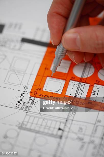 Architektenplaene mit Schablone komplettiert, Mobiliar wird eingetragen.