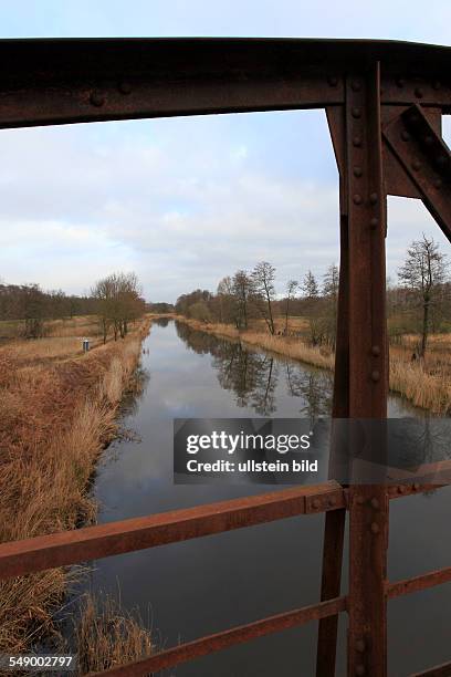 Gesperrte Bruecke ueber den Mueritz-Elde-Kanal bei Doemitz