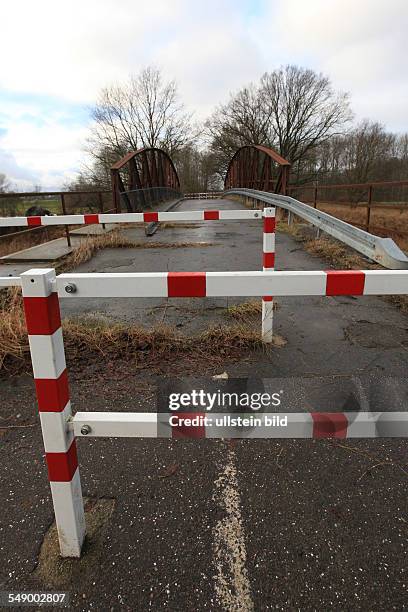 Gesperrte Bruecke ueber den Mueritz-Elde-Kanal bei Doemitz