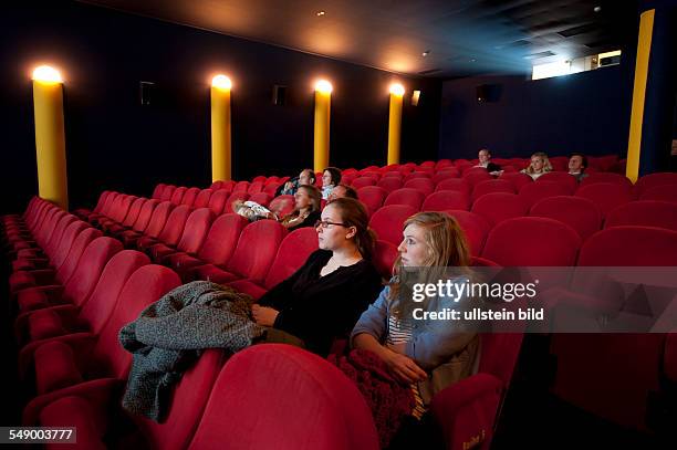 Kino Filmkunst 66 in Berlin Charlottenburg, Kinobesucher im Zuschauerraum, Freundinnen beim Kinobesuch