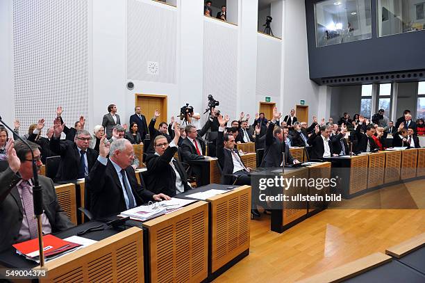 Der Landtag des Saarlandes wird aufgelöst, um den Weg zur Neuwahl zu ebnen. Im Bild: Die Abgeordneten stimmen über die Auflösung ab.