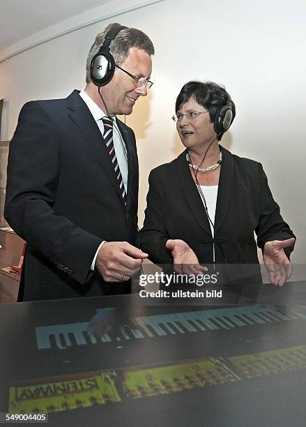 Bundespraesident Christian Wulff und Christine Lieberknecht, Ministerpraesidentin Thueringens, an einem computeranimierten Klavier vor Beginn des...