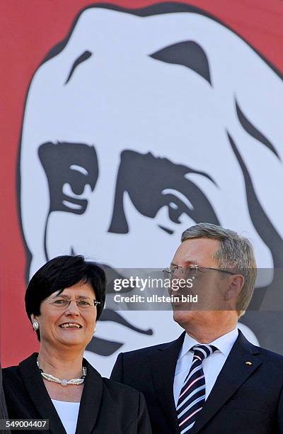 Bundespraesident Christian Wulff und Christine Lieberknecht, Ministerpraesidentin Thueringens, waehrend des Festaktes des Freistaates Thueringen...