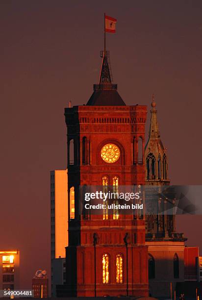 Das Rote Rathaus in der aufgehenden Morgensonne