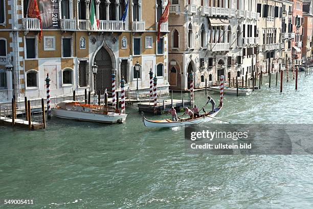 Ausschnitt des Palazzo Cavalli Franchetti am Canal Grande und Gondel, Venedig, Detail of Palazzo Cavalli Franchetti at Canal Grande and Gondola,...