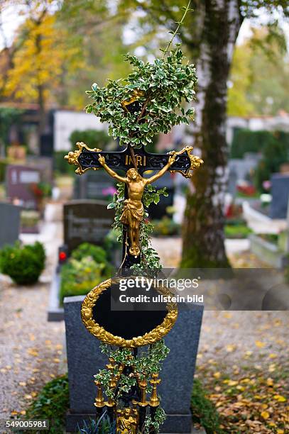 Ein Grabstein auf einem Friedhof. Mit Efeu überwuchert