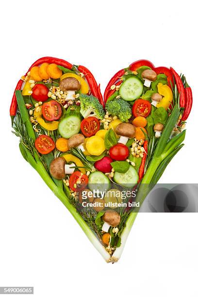 Ein Herz aus Gemüse. Symbolphoto für Diät, Gewichtsreduktion und gesunde Ernährung.