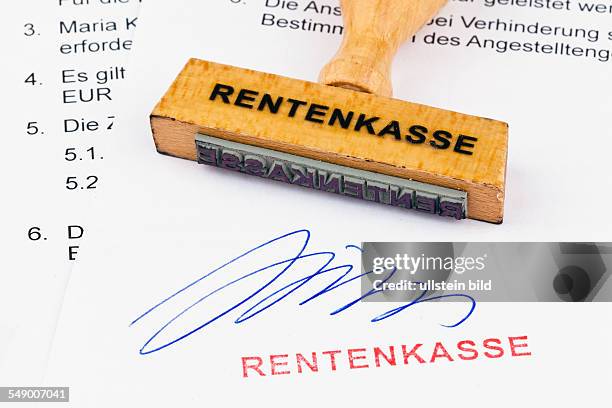 Ein Stempel aus Holz liegt auf einem Dokument. Aufschrift Rentenkasse