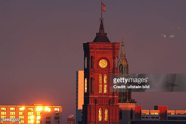 Das Rote Rathaus in der aufgehenden Morgensonne