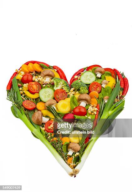 Ein Herz aus Gemüse. Symbolphoto für Diät, Gewichtsreduktion und gesunde Ernährung.