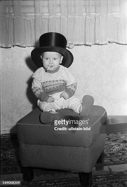 Deutschland, ca 1955: - Kind mit Zigarette und Zylinder