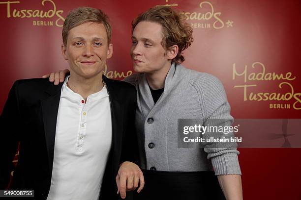 Matthias Schweighöfer mit seiner Wachsfigur bei Madame Tussauds Berlin