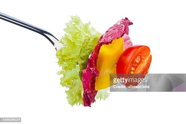 Salat und Gemüse auf einer Gabel. Gesunde Ernährung mit biologischen Nahrungsmittel