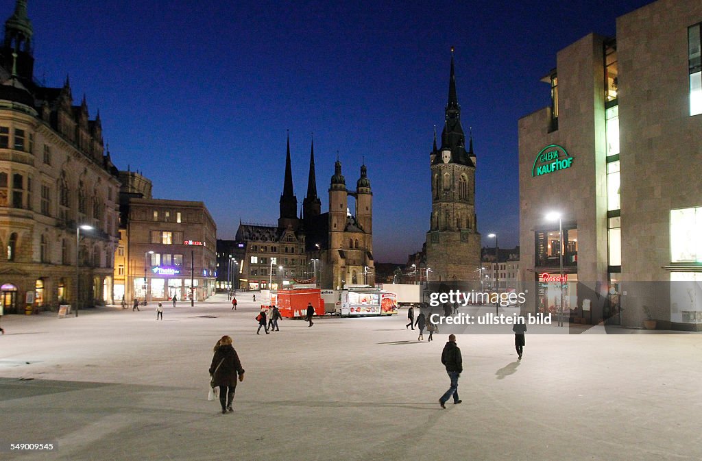 02.02.2011 Halle  / Saale  Markt Marktplatz Nachtaufnahme  mit  Roter Turm  und Marktkirche