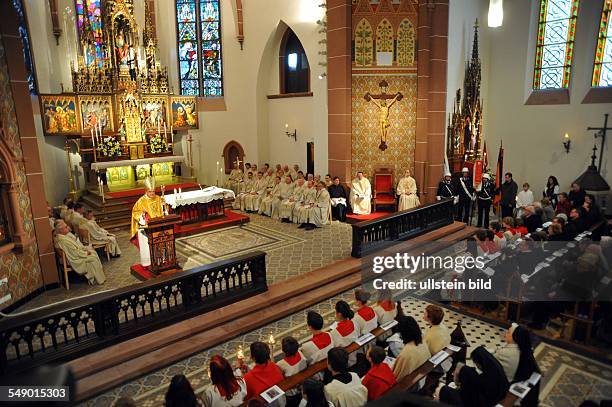 St. Ingberter St. Josefskirche, Pontifikalamt mit Bischof Dr. Karl-Heinz Wiesemann zur Wiederindienstnahme der Kirche statt.