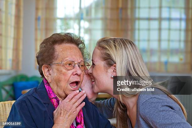 Enkelin erzählt Großmutter eine Neuigkeit, einGeheimnis