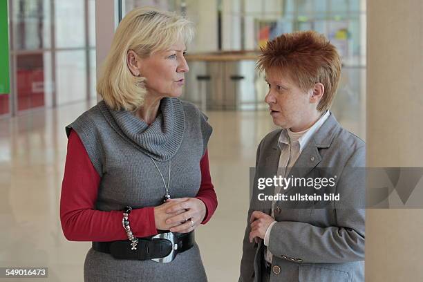 Petra Pau, Vizepräsidentin des Bundestages Bundestag, Fraktion DIE LINKE, mit Dagmar Enkelmann