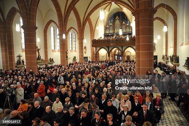 St. Ingberter St. Josefskirche, Pontifikalamt mit Bischof Dr. Karl-Heinz Wiesemann zur Wiederindienstnahme der Kirche statt.