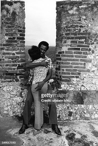 Ein Paar schmust auf der Festung in Santiago de Cuba. Aufgenommen im Herbst 1981.