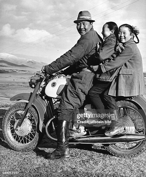 Mongolische Volksrepublik 1979. Vater und zwei Töchter auf einem Motorrad in der Steppe bei Chudjirt.