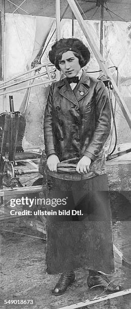 Shakovskaya, Eugenie - Pilot, Russia *1889-1920+ in front of her flighing machine - 1912 Vintage property of ullstein bild