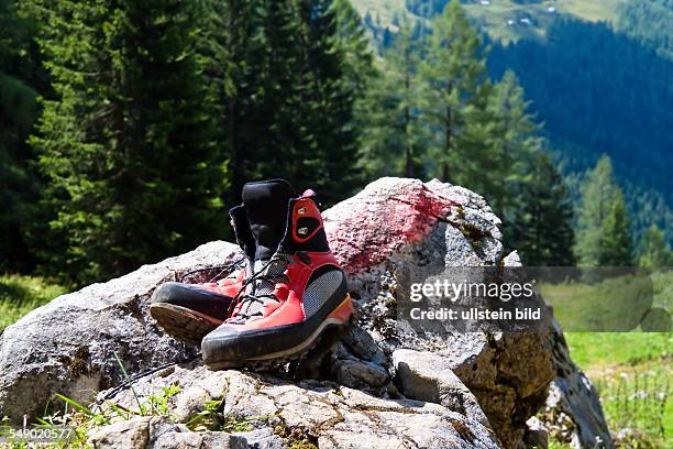 Rote Wanderschuhe bei einer Wanderung in den Bergen von Österreich. Aktivität in der Freizeit