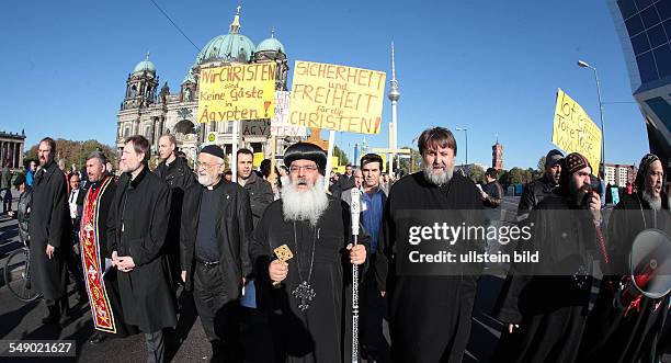 Shenouda III. Von Alexandrien bei Demonstration der Koptischen Orthodoxen Kirche gegen die Ermordung von Kopten in Agypten.