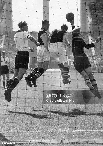 Germany; Berlin: preparation match for the World Cup at Berlin Olympic Stadium; goal keeper Rudolf Raftl at defense