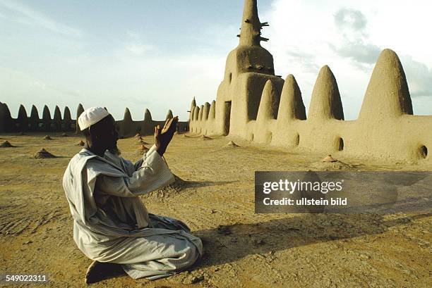 Muslim Prayer in the Grand mosque of Djenne. -