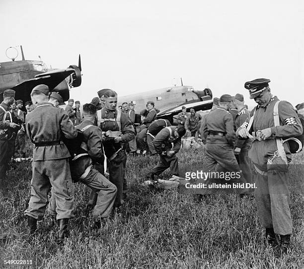 Germany, III. Reich, military: Paratrooper school Stendal training lessons - attaching the parachute bags before entering the cargo planes . 1938
