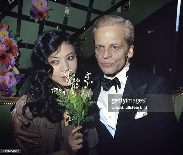 Klaus Kinski mit Ehefrau Minhoi Geneviève Loanic