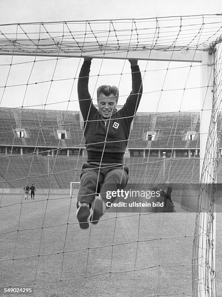 Klaus Stürmer, Fussballspieler, Deutschland, HSV - beim Training am Torbalken Im Berliner Olympiastadion