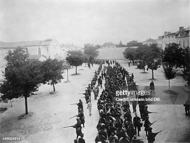 Fortified city of Saint-Martin-de-Ré: marines guarding prisoners before being shipped to the penal colonies in French Guiana - photograph:...