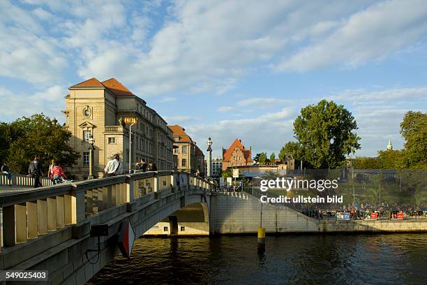 Beach bar "Strandbar Mitte" near the museum "Bode-Museum", bridge "Montbijou Brücke"