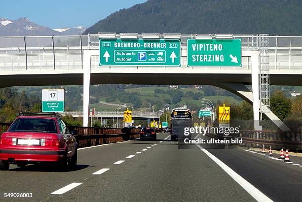 Autoverkehr vor der italienischen Mautstelle auf der Europastrasse E 45 am Brenner bei Sterzing.