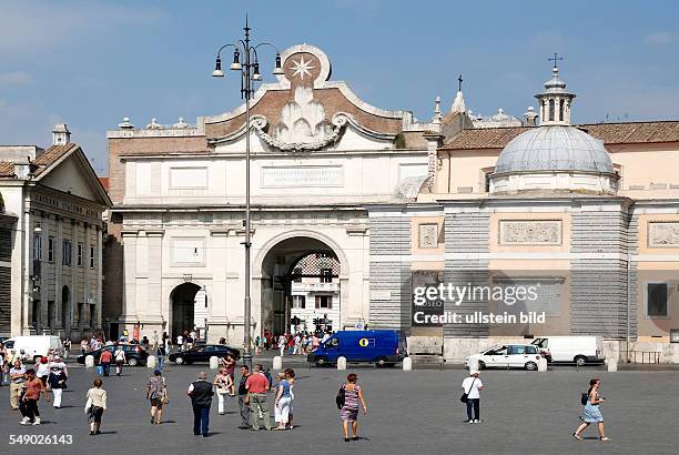 Piazza del Popolo in Rome with the Porta Popolo .