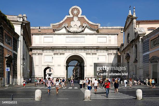 Piazza del Popolo in Rome with the Porta Popolo .