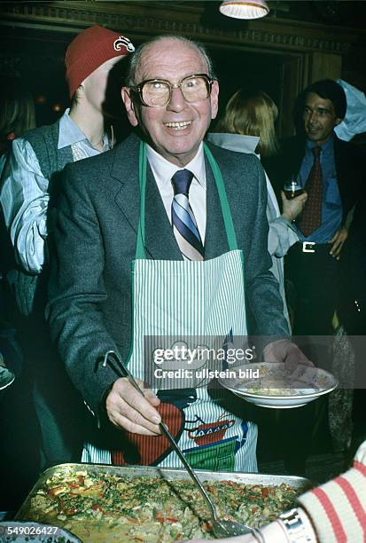 Robert Lembke *-+ TV journalist, Germany serving himself food at a party - around 1976