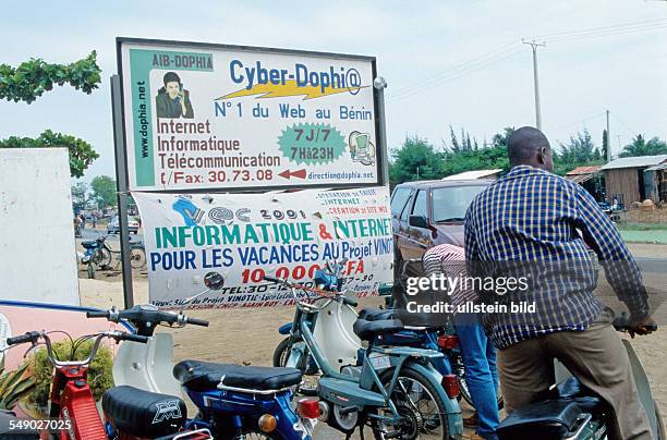 Benin, Cotonou: Internetcafe Cyber Dophi in the heart of Cotonou.