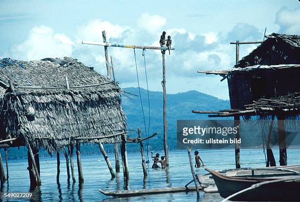 Philippines, Sulu sea: Badjao stilted houses of the island Marungas.
