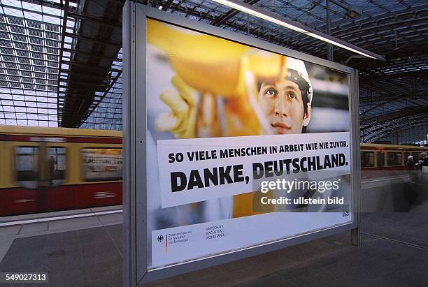 Plakatkampagne des Bundesministeriums für Wirtschaft und Technologie, Großplakat zum Thema Arbeitsmarkt auf dem Berliner Hautbahnhof