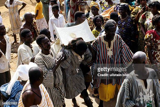Ghana: The kings stool filled with gold is paraded through Aburi on the last day of Odwira. -