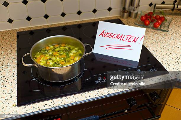 Ein Schild mit der Aufschrift Ausschalten soll einen Alzheimer Patienten mit Demenz erinnern