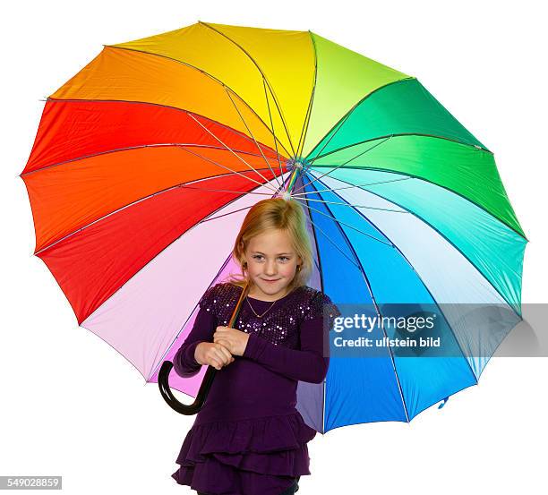 Ein kleines Kind mit einem bunten Regenschirm vor weißem Hintergrund.