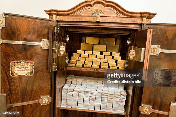 Im Besucherzentrum der Ungarischen Nationalbank . Voller Tresor mit Goldbarren und Papiergeld in einem original Wertheimpanzerschrank von 1879, aus...