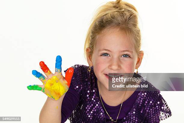 Ein kleines Kind malt mit Fingerfarben. Lustig und Kreativ.
