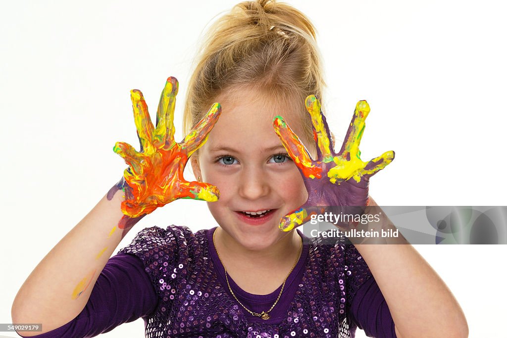 Ein kleines Kind malt mit Fingerfarben. Lustig und Kreativ.