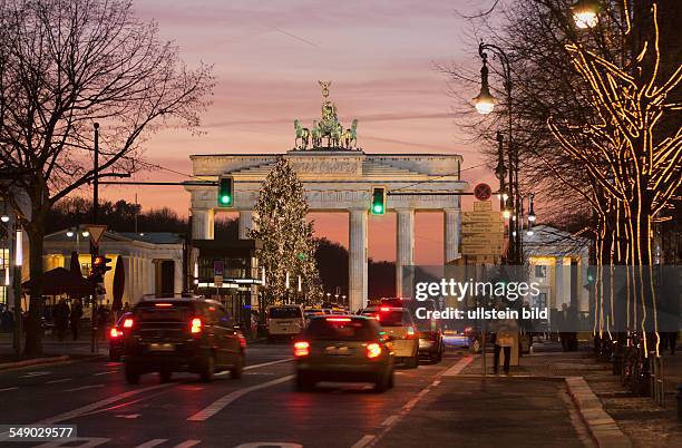 Germany - Berlin - Mitte: the street 'Unter den Linden' with Brandenburg Gate with christmas illumination and christmas tree in the evening </english>