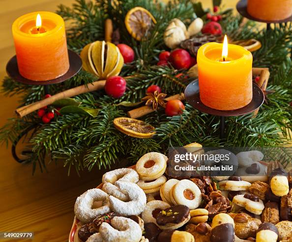 Ein Teller mit Plätzchen zu Weihnachten. Mit Adventskranz. News Photo