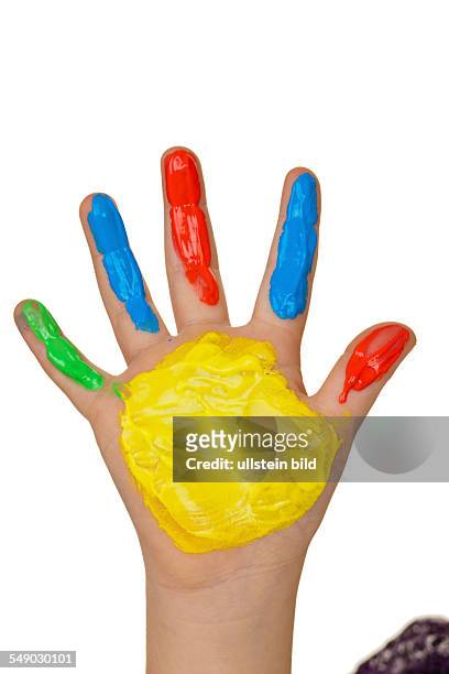 Ein kleines Kind malt mit Fingerfarben